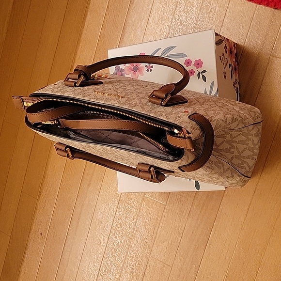 Michael Kors Lynn Satchel - Picture 15 of 16